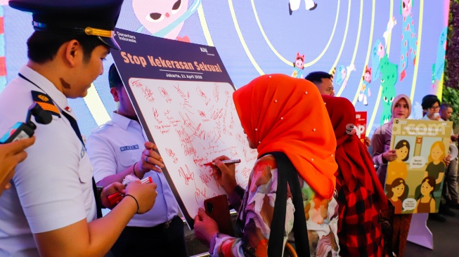 Penumpang KRL menandatangani petisi anti kekerasan seksual di Stasiun Sudirman, Jakarta, Selasa (21/4/2026). [Suara.com/Alfian Winanto]
