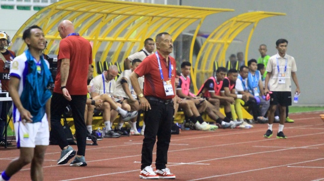 Manajer Persib Umuh Muchtar kecewa berat dan pertanyakan fungsi VAR usai gol Dewa United disahkan wasit Yoko Supriyanto meski bola diduga sudah keluar lapangan. [Dok. Suara.com/Rahman]