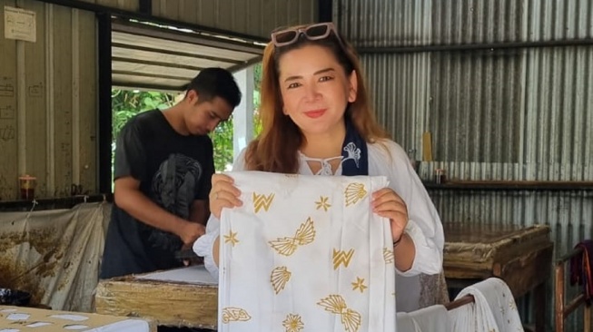Owner Shiroshima, Dian Nutri Justisia Shirokadt, saat di rumah produksi yang berada di Sesa Lendah, Kulon Progo. (Dok. Shiroshima)