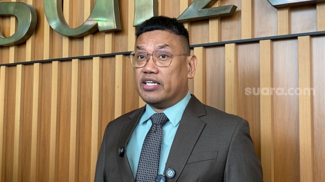 Uya Kuya ditemui di gedung Nusantara 1 DPR RI pada Selasa, 21 April 2026. [Tiara Rosana/Suara.com]