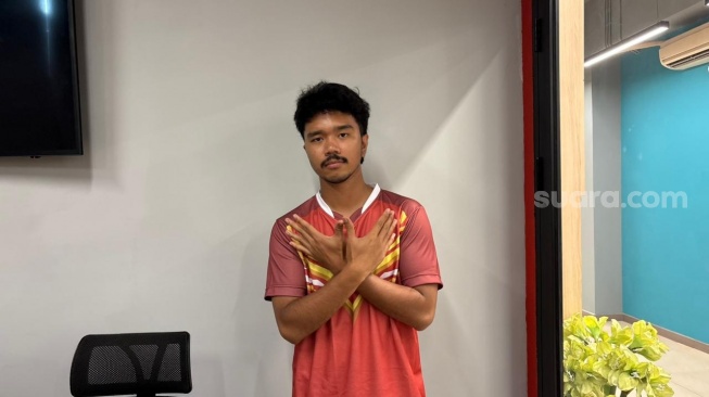 Salah satu pemain film Garuda di Dadaku Animasi, Kristo Immanuel saat berkunjung ke kantor Suara.com di kawasan Palmerah, Jakarta Barat pada Selasa, 21 April 2026 [Suara.com/Tiara Rosana].