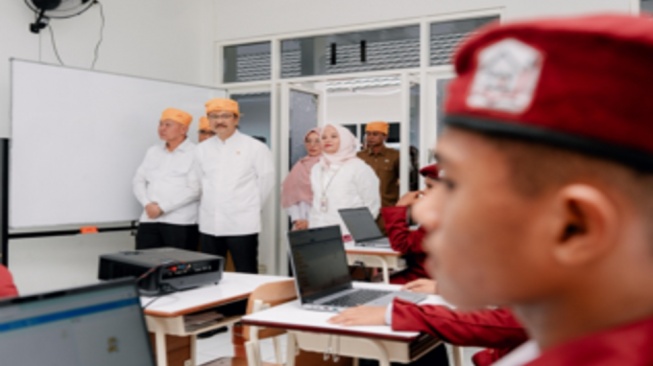 Tinjau Sekolah Rakyat Sigi, Gus Ipul Pastikan Laptop Dimanfaatkan untuk Kegiatan Belajar