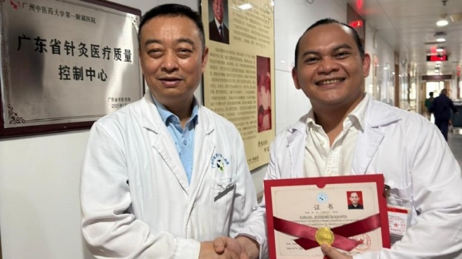 Mbah Mijan telah meninggalkan dunia supranatural dan memilih menjadi ahli pengobatan alternatif. Dia bahkan sampai sekolah di Tiongkok untuk memperdalam ilmu akupuntur. [Instagram]