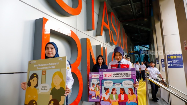 Petugas membawa poster kampanye anti kekerasan seksual di Stasiun BNI City, Jakarta, Selasa (21/4/2026). [Suara.com/Alfian Winanto]
