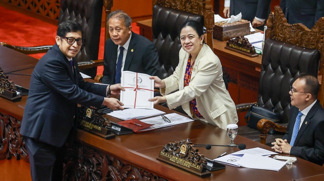 Ketua DPR Puan Maharani (kedua kanan) menerima berkas pembahasan dari Ketua Badan Legislasi (Baleg) DPR Bob Hasan (kiri) disaksikan Wakil Ketua DPR Sufmi Dasco Ahmad (kanan) dan Saan Mustopa (kedua kiri) saat Rapat Paripurna ke-17 Masa Persidangan IV Tahun Sidang 2025-2026 di Kompleks Parlemen, Senayan, Jakarta, Selasa (21/4/2026). [ANTARA FOTO/Dhemas Reviyanto/agr]