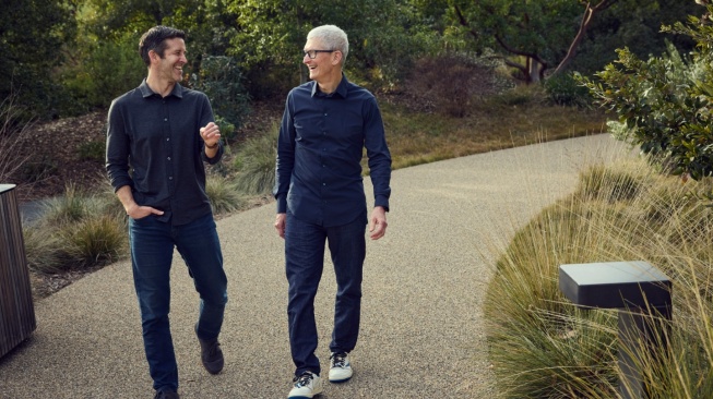 Petinggi Apple, John Ternus (kiri) dan Tim Cook (kanan). [Apple Newsroom] 