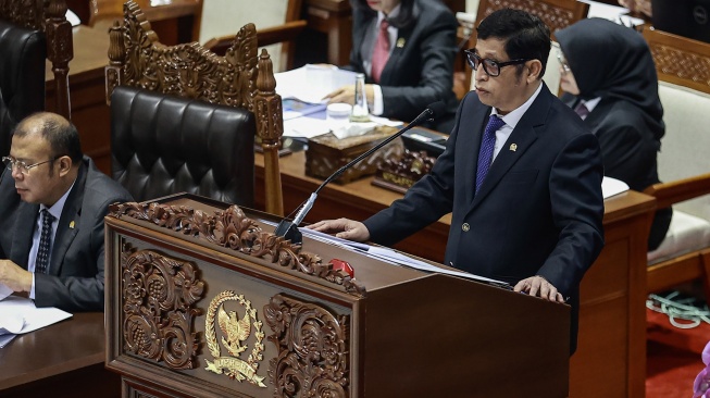 Ketua Badan Legislasi (Baleg) DPR Bob Hasan menyampaikan laporan pada Rapat Paripurna ke-17 Masa Persidangan IV Tahun Sidang 2025-2026 di Kompleks Parlemen, Senayan, Jakarta, Selasa (21/4/2026). [ANTARA FOTO/Dhemas Reviyanto/agr]