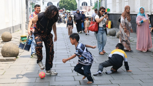 Legenda Barcelona Juan Pablo Sorin terpesona keindahan sejarah Jakarta. Intip momen hangat sang legenda Argentina saat kunjungi Monas hingga Kota Tua pasca-Clash of Legends. [Dok. Istimewa]