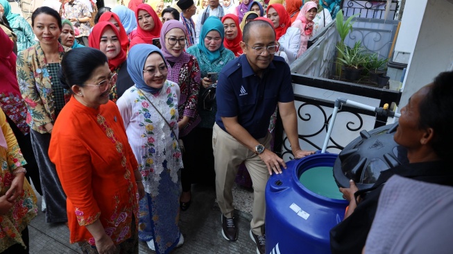Sasar Pelanggan Kategori 2A, PAM Jaya Distribusikan Puluhan Toren untuk Ibu-ibu di Koja