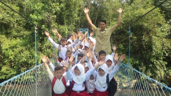Viral Guru Honorer Seberangkan Siswa Pakai Rakit di Sungai, Akun Gerindra Gercep Cari Alamatnya