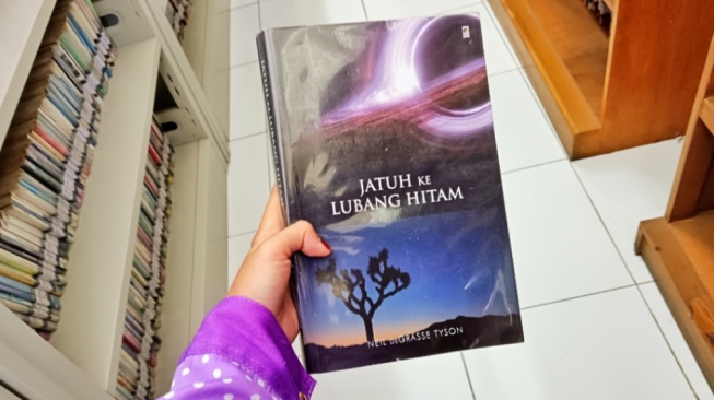 Menjelajah Kosmos dengan Logika Sederhana: Daya Tarik Jatuh ke Lubang Hitam