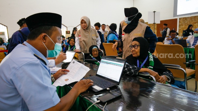 Sejumlah jemaah calon haji mulai memadati Embarkasi Haji Pondok Gede, Jakarta, Selasa (21/4/2026). [Suara.com/Alfian Winanto]
