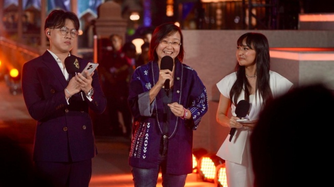 Wakil Menteri Ekonomi Kreatif, Irene Umar, mengenakan batik dari Shiroshima di kejuaraan dunia Mobile Legenda: Bang Bang (MLBB) yang biasa disebut M7 World Championship. (Dok. Kemenekraf)