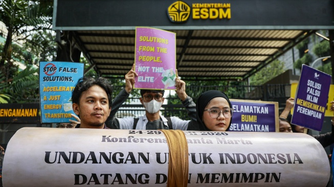 Massa yang tergabung dalam koalisi masyarakat sipil melakukan aksi damai di depan kantor Kementerian Energi dan Sumber Daya Mineral (ESDM), Jakarta, Rabu (22/4/2026). [ANTARA FOTO/Dhemas Reviyanto/kye]