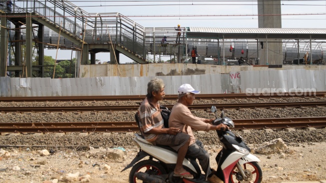 Pekerja menyelesaikan proyek pembangunan Stasiun Jakarta International Stadium (JIS) di kawasan Papanggo, Jakarta, Rabu (22/4/2026). [Suara.com/Alfian Winanto]
