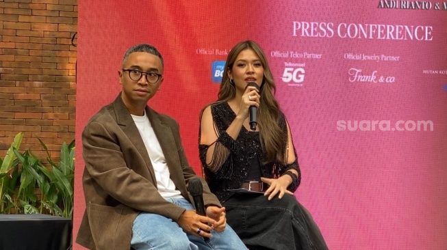 Raissa bersama CEO JUNI Records Adryanto Pratono dalam jumpa pers konser sang diva yang bertajuk "Raisa Live in Concert: Love & Let Go" di kawasan Senayan, Jakarta Pusat, Rabu (22/4/2026). [Tiara Rosana/Suara.com]