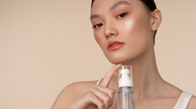 Rekomendasi 5 Setting Spray Biar Bedak Awet dan Tahan Lama 12 Jam Lebih