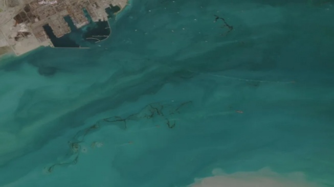 Dampak perang AS-Israel vs Iran kian meluas ke sektor lingkungan. Citra satelit terbaru menunjukkan tumpahan minyak besar di Teluk Persia yang bahkan dapat terlihat jelas dari luar angkasa. [Istimewa]