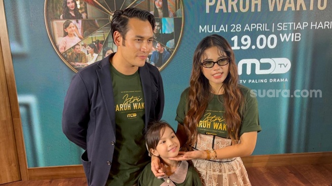 Audi Marissa dan Arifin Putra, pemain utama serial Istri Paruh Waktu saat ditemu di kawasan Setiabudi, Jakarta Selatan pada Selasa, 21 April 2026. [Suara.com/Tiara Rosana]