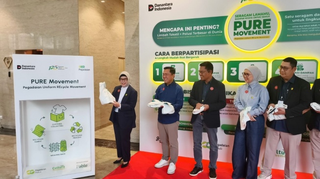 Simbolisasi donasi yang dilakukan oleh Jajaran Direksi PT Pegadain dalam program &ldquo;PURE Movement (Pegadaian Uniform REcycle Movement) (Suara.com/Mohammad Rhadzaki Ramadhan)