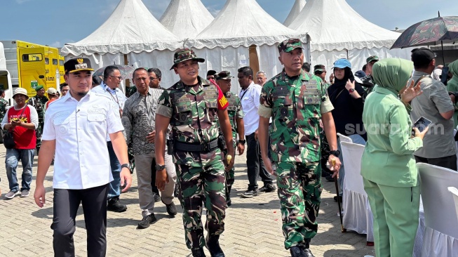 Dari kiri: Wali Kota Cielgon, Robinsar, Dandim 0623/Cilegon Letkol Inf. Imam Buchori dan Danrem 064/Maulana Yusuf (MY) Banten, Brigjen TNI Daru Cahyadi Soeprapto saat pembukaan TMMD ke-128 di Pelabuhan Indah Kiat, Cilegon, 22 April 2026. [Hairul Alwan/Suara.com]