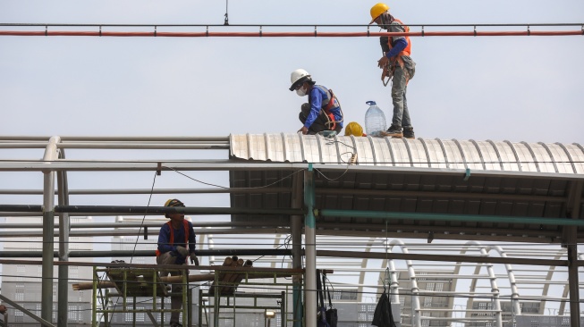 Pekerja menyelesaikan proyek pembangunan Stasiun Jakarta International Stadium (JIS) di kawasan Papanggo, Jakarta, Rabu (22/4/2026). [Suara.com/Alfian Winanto]
