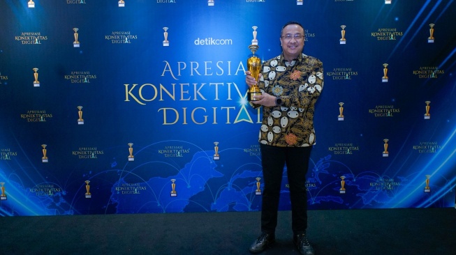 Telkom meraih penghargaan Perusahaan Terbaik dalam Menjaga Resiliensi Konektivitas Digital di Seluruh Indonesia pada ajang Apresiasi Konektivitas Digital 2026 yang diterima oleh Direktur Network Telkom Nanang Hendarno (Dok: Telkom)