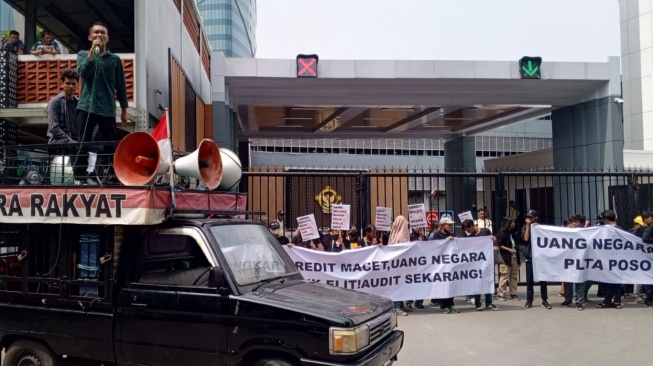 Gelar Aksi di BPK RI, Massa Desak Audit Investigatif Dugaan Kredit Macet Kalla Group