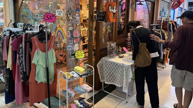 Bertahan di Pasar Santa Jaksel, Toko SobaSoba Tawarkan Pakaian Vintage Penuh Cerita