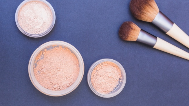 6 Bedak Tabur Terbaik untuk Menyamarkan Pori-Pori dan Garis Halus