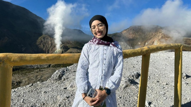 Pengibaran bendera Merah Putih dalam acara Women Adventure Camp (WAC) 2026. [ist]