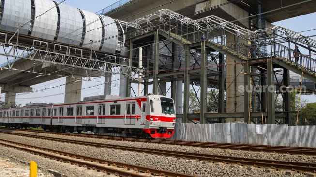 Kereta Rel Listrik (KRL) melintasi proyek pembangunan Stasiun Jakarta International Stadium (JIS) di kawasan Papanggo, Jakarta, Rabu (22/4/2026). [Suara.com/Alfian Winanto]
