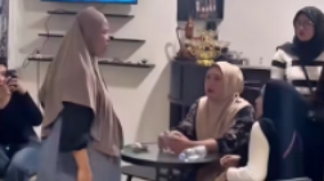 Viral Bumil Ngamuk Tagih Utang di Kafe, Pengutang Malah Foya-Foya Bikin Geregetan