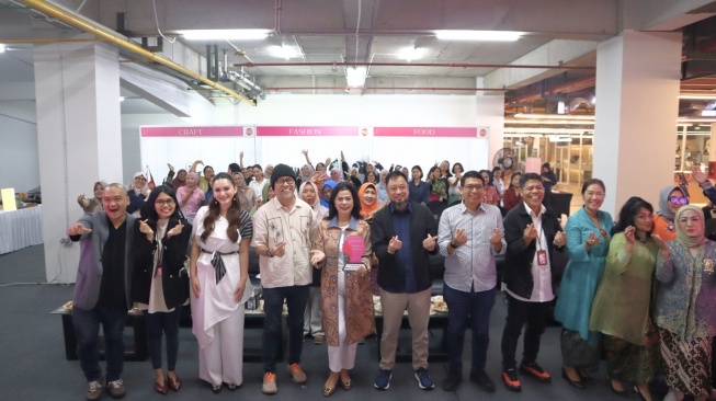 Para perempuan pelaku UMKM binaan Pelindo berfoto bersama penyelenggara acara "Her Impact": Pelindo dan anak usahanya Pelindo Solusi Digital (Dok: Pelindo)