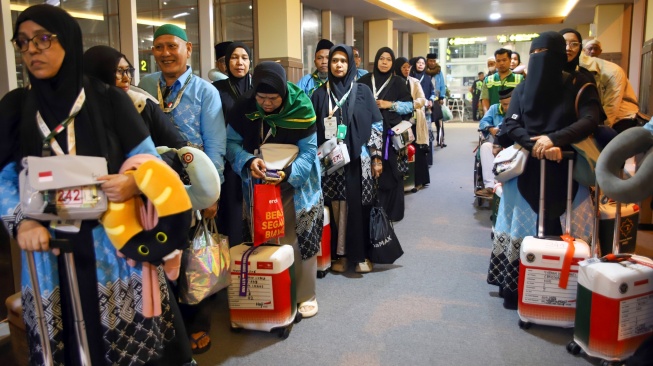 Jamaah calon haji kelompok terbang (kloter) pertama embarkasi Medan antre memasuki pesawat di Bandara Internasional Kualanamu, Kabupaten Deli Serdang, Sumatera Utara, Rabu (22/4/2026). [ANTARA FOTO/Yudi Manar/kye]