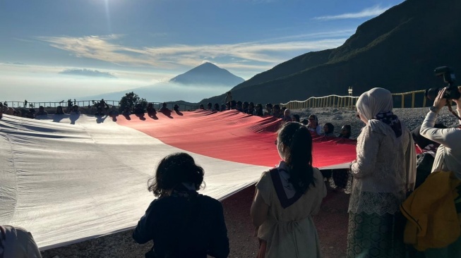 Pengibaran bendera Merah Putih dalam acara Women Adventure Camp (WAC) 2026. [ist]