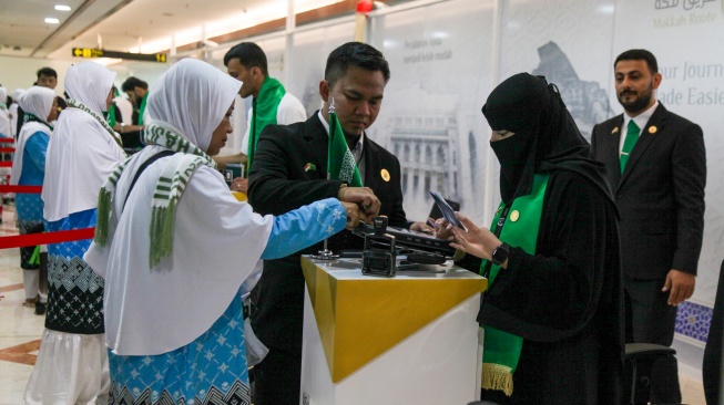 Jamaah calon haji antre melapor diri di Makkah Route Terminal 1 Bandara Internasional Juanda Surabaya di Sidoarjo, Jawa Timur, Rabu (22/4/2026). [ANTARA FOTO/Umarul Faruq/kye]