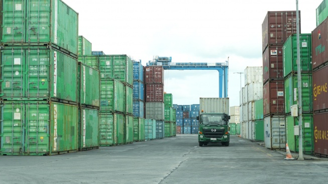 Aktivitas bongkar muat peti kemas. [Dok Pelindo]