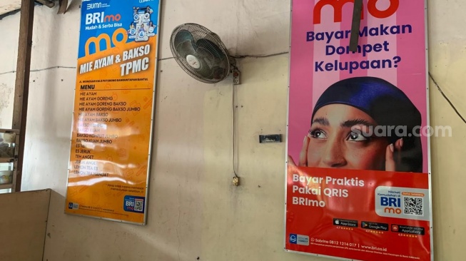 Dukungan banner menu dari BRI untuk Mi Ayam TPMC. (Suara.com/Irwan Febri)