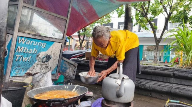 Mbah Tiwi, pemilik warung sederhana di Jl. Kolonel Sugiyono Wirogunan, Mergangsan, Kota Yogyakarta, Daerah Istimewa Yogyakarta (DIY), Rabu (22/4/2026). (Suara.com/Hiskia Andika Weadcaksana)