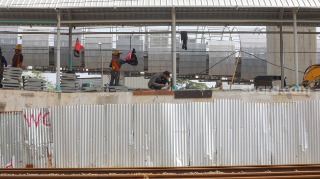 Pekerja menyelesaikan proyek pembangunan Stasiun Jakarta International Stadium (JIS) di kawasan Papanggo, Jakarta, Rabu (22/4/2026). [Suara.com/Alfian Winanto]
