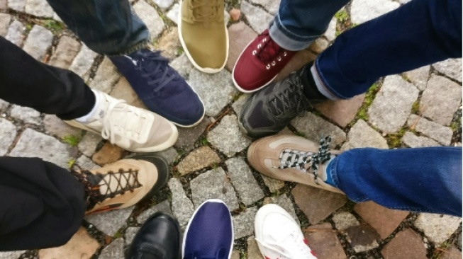 4 Rekomendasi Sepatu Jalan untuk Plantar Fasciitis yang Stabil dan Nyaman