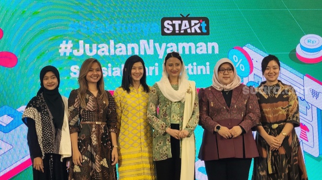 Wakil Menteri Perdagangan RI, Dyah Roro Esti Widya Putri (tengah) dan Senior Director of Tokopedia and TikTok Shop Indonesia, Vonny Ernita Susamto (ketiga dari kiri), dalam acara bertema "Waktunya STARt! #JualanNyaman Spesial Hari Kartini" di Jakarta, Rabu (22/4/2026). [Suara.com/Dythia]