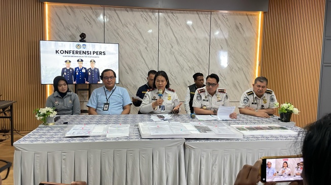 Ungkap kasus penyalahgunaan izin tinggal di Kantor Imigrasi Yogyakarta, Selasa (21/4/2026). [Suara.com/Hiskia]