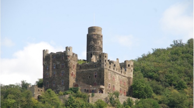 Lelaki yang Mengajakku Terjun dari Atas Menara