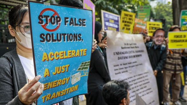 Massa yang tergabung dalam koalisi masyarakat sipil melakukan aksi damai di depan kantor Kementerian Energi dan Sumber Daya Mineral (ESDM), Jakarta, Rabu (22/4/2026). [ANTARA FOTO/Dhemas Reviyanto/kye]