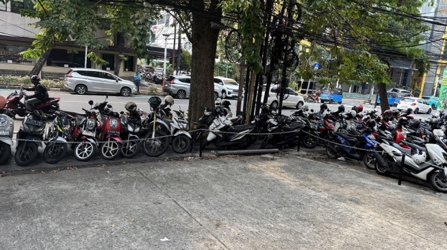 Sengketa lahan parkir di kawasan strategis Blok M, tepatnya di sekitar Jalan Panglima Polim V, Jakarta Selatan. [Suara.com/Dinda]