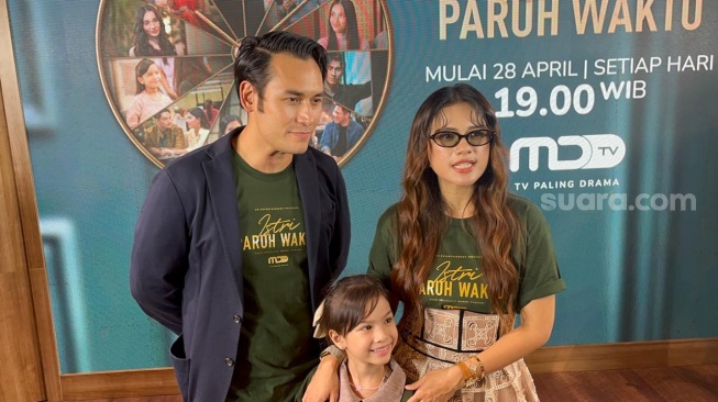 Audi Marissa dan Arifin Putra, pemain utama serial Istri Paruh Waktu saat ditemu di kawasan Setiabudi, Jakarta Selatan pada Selasa, 21 April 2026. [Suara.com/Tiara Rosana]