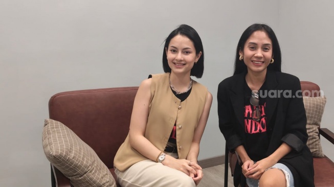 Clara Bernadeth dan Dayinta Melira, pemain film Badut Gendong saat datang ke kantor Suara.com, Pal Merah, Jakarta Barat pada Rabu, 22 April 2026. [Rena Pangesti/Suara.com]