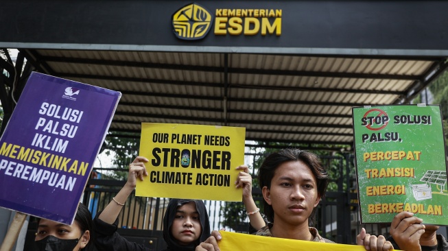 Massa yang tergabung dalam koalisi masyarakat sipil melakukan aksi damai di depan kantor Kementerian Energi dan Sumber Daya Mineral (ESDM), Jakarta, Rabu (22/4/2026). [ANTARA FOTO/Dhemas Reviyanto/kye]